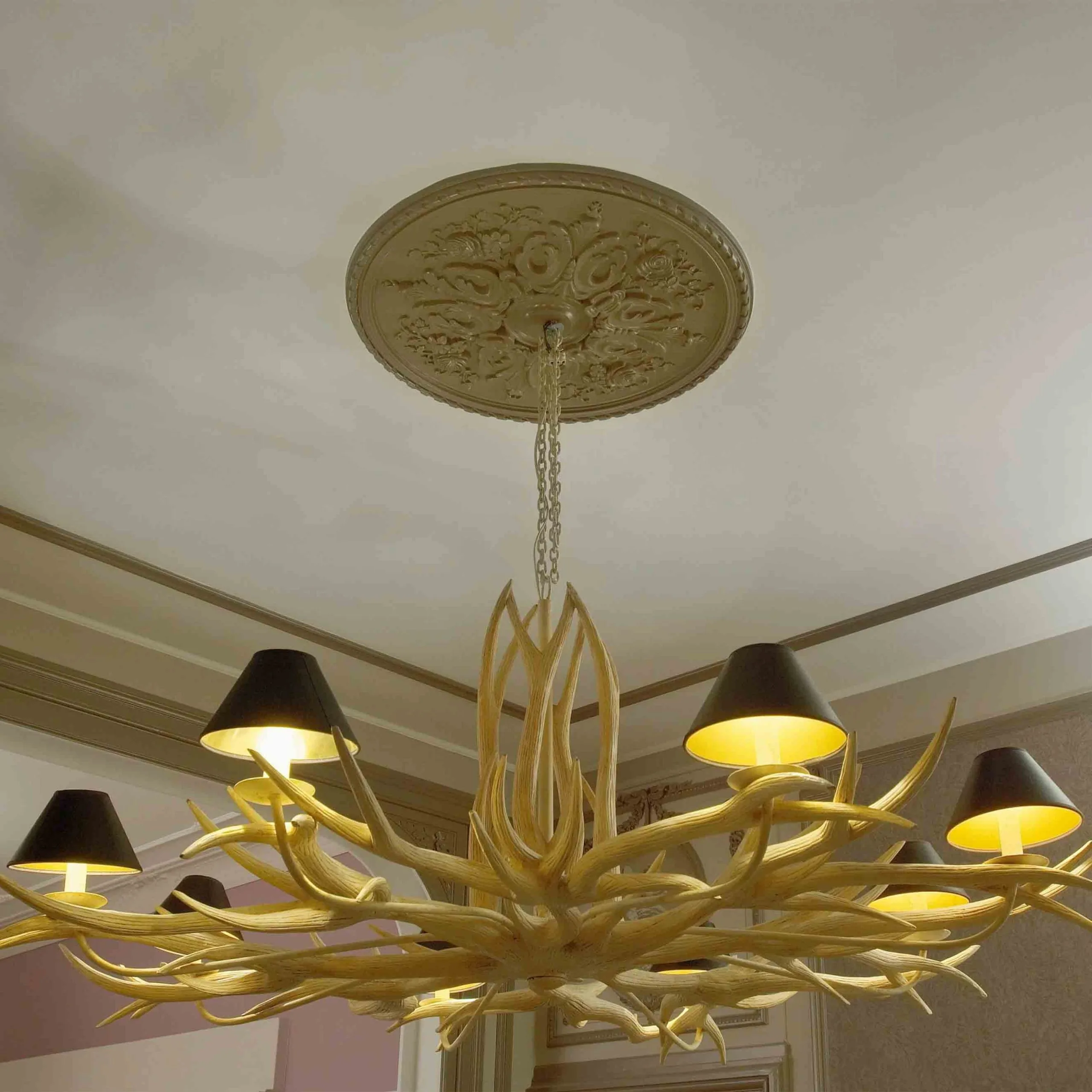 Rosace Sobre NMC ARSTYL R12 Ø 825 Mm Polyuréthane Résistant à L'impact Blanc 4 Rosace Sobre NMC ARSTYL R12 Ø 825 Mm Polyuréthane Résistant à L'impact Blanc – Image 2